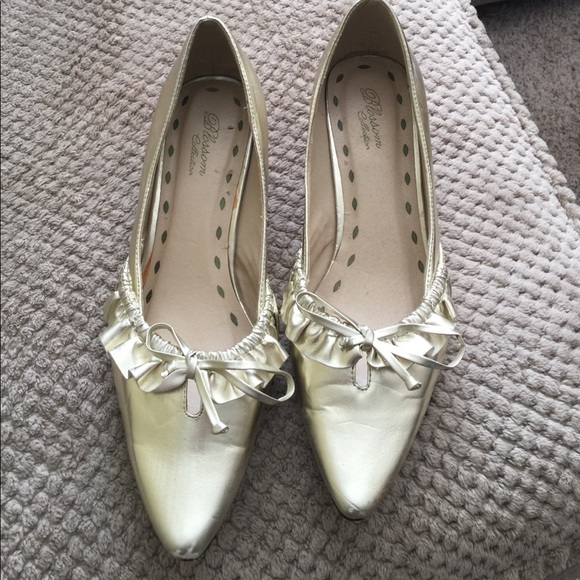 Blossom Collection gold pumps with 1 inch heels. - Picture 2 of 6