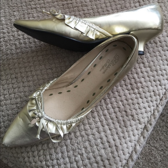 Blossom Collection gold pumps with 1 inch heels. - Picture 3 of 6