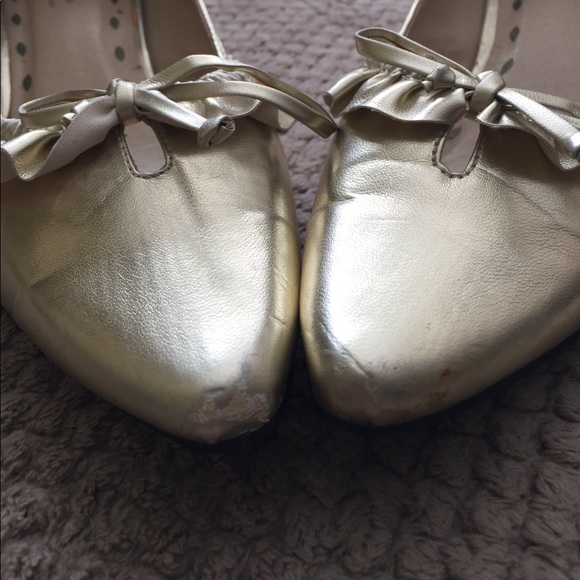 Blossom Collection gold pumps with 1 inch heels. - Picture 4 of 6