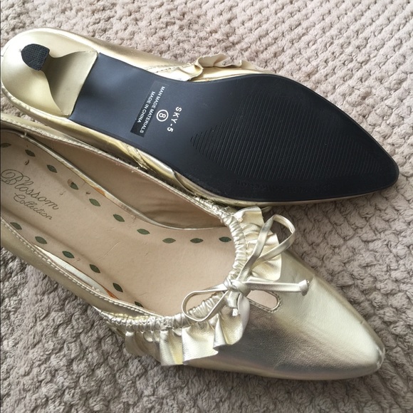 Blossom Collection gold pumps with 1 inch heels. - Picture 5 of 6