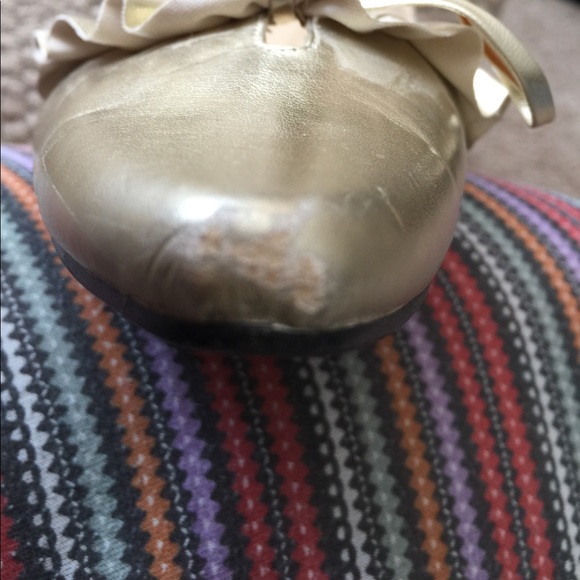 Blossom Collection gold pumps with 1 inch heels. - Picture 6 of 6