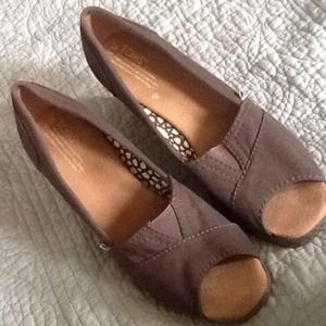 Toms size 9w ladies wedge peep-toe dark grayish