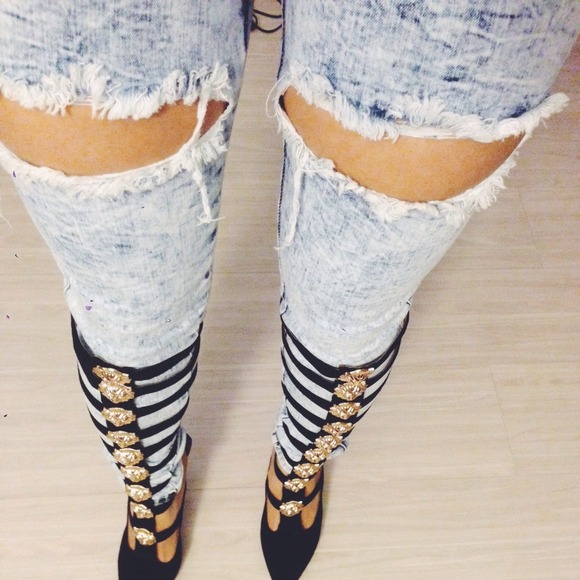 High waisted shredded thigh jeans! - Picture 3 of 4