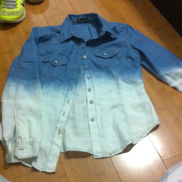 Long sleve shirt. Its been worn once its like new
