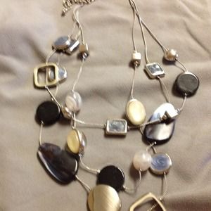 Necklace with shades of blue and pearl