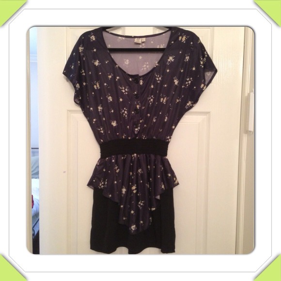 ❗Urban Outfitters❗ Flirty and Flowy Flowered Dress - Picture 1 of 4