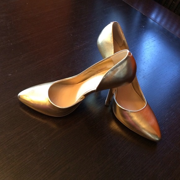BCBG gold 3" heel shoes size 8/38
