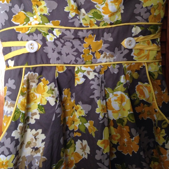 Perfect for Spring, Short Yellow Patterned Dress! - Picture 2 of 4