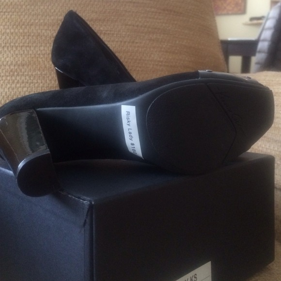 Kenneth Cole 9-2-5 Risky Lady black suede pump - Picture 2 of 2