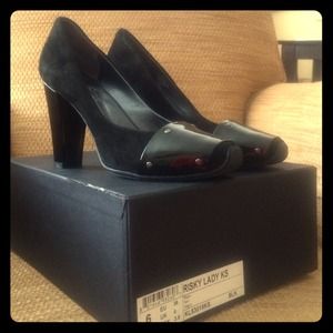 Kenneth Cole 9-2-5 Risky Lady black suede pump