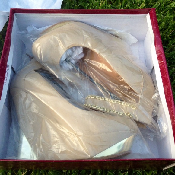 NEW Nude Gold trim on trend sexy wedges - Picture 4 of 4