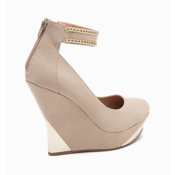 NEW Nude Gold trim on trend sexy wedges - Picture 2 of 4