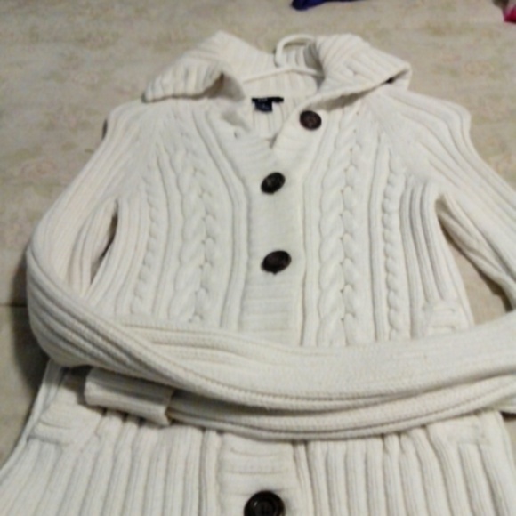 Gap cable sweater