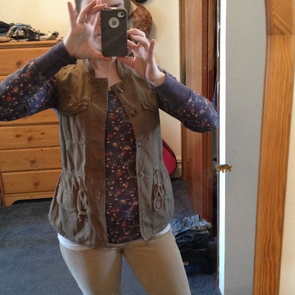 Khaki vest - Picture 3 of 4