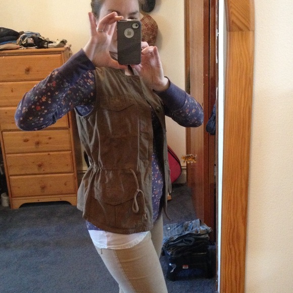 Khaki vest - Picture 4 of 4