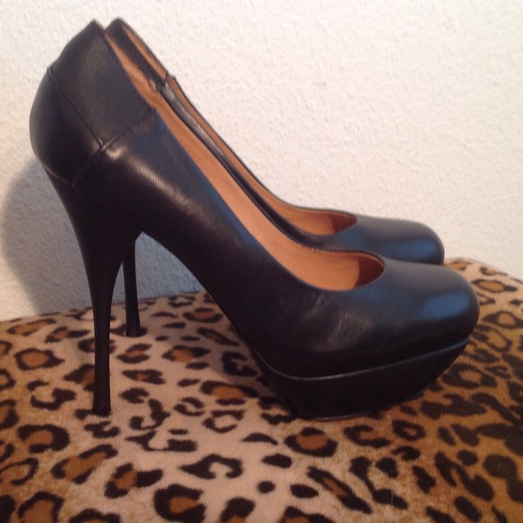 L.A.M.B. 8 1/2 M Black Leather High Heels Must See