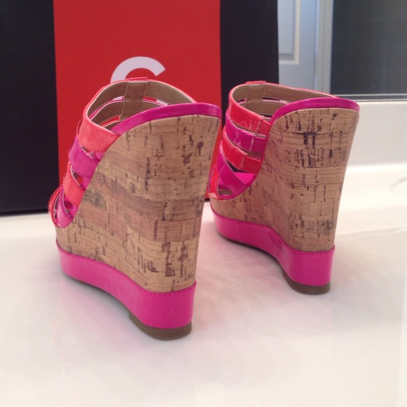 ⛔️SOLD⛔️ Gbyguess wedges 😊 - Picture 2 of 4