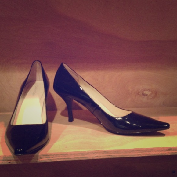 Black patent leather Calvin Klein pumps