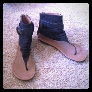 Ankle black sandal with zipper back tie