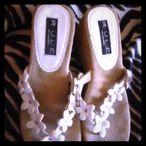 Rule by Steve Madden white flower Platforms