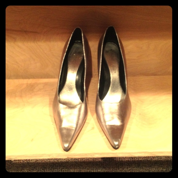 Silver leather Nine West pumps