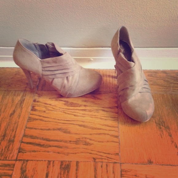 NWOT Faux suede ankle booties