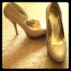 Gold glittery heels 💖