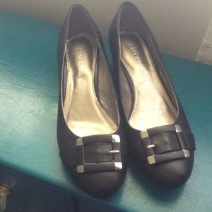 Low wedge heels with silver accents