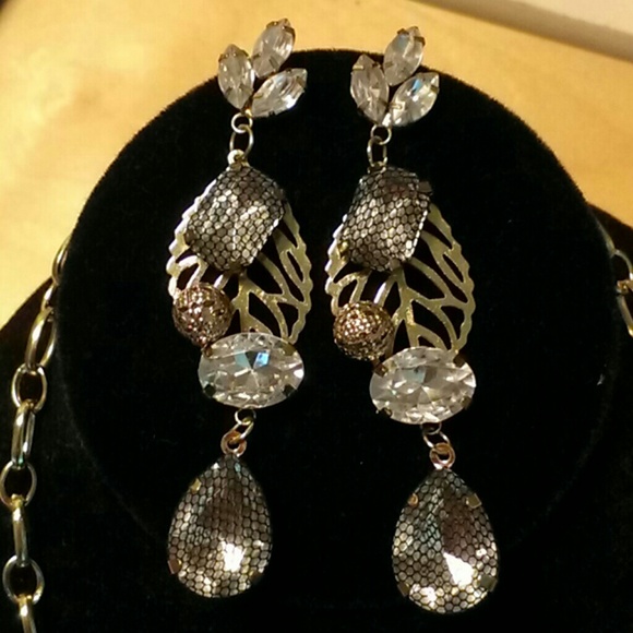 Amrita Singh earrings - Picture 3 of 3