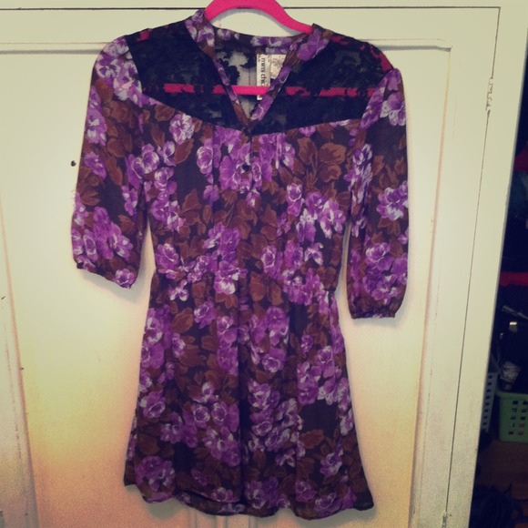 Adorable Spring/Fall flower print dress w/ lace