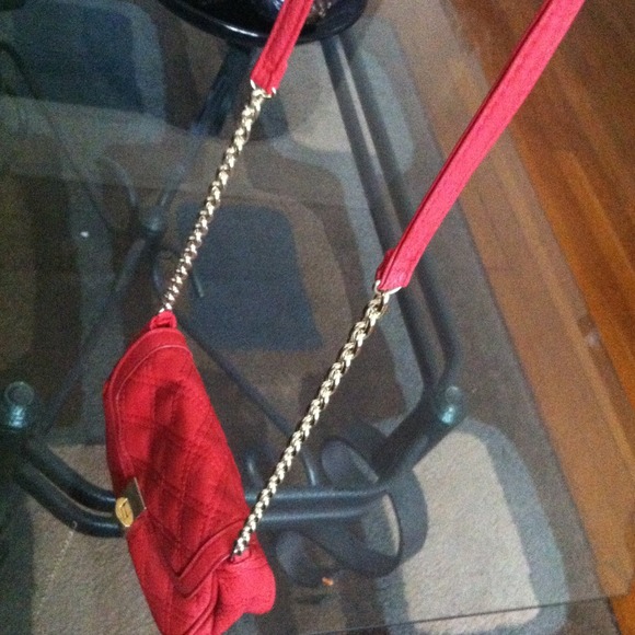 Red quilted leather purse with gold hardware - Picture 2 of 3
