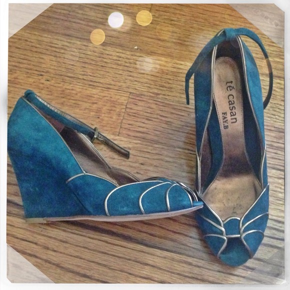 Beautiful limited edition Te Casan scallop wedges