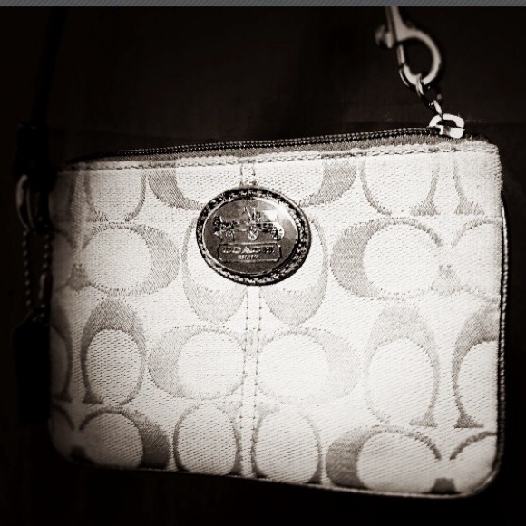Authentic Coach Clutch Wristlet BrandNew - Picture 1 of 5