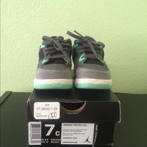 Jordan IV, Green glows