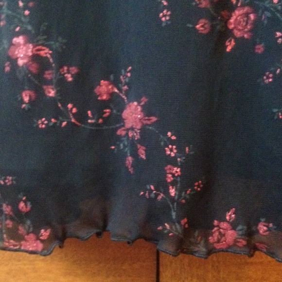 Black dress w/ red flowers - Picture 3 of 3