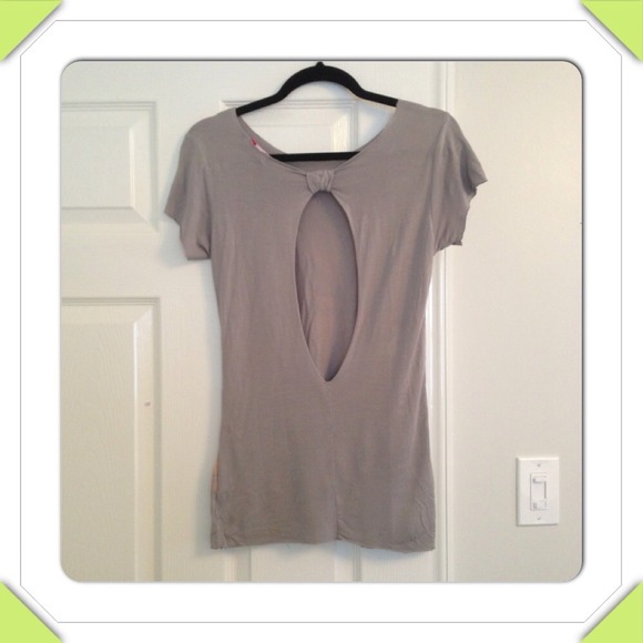 ❗Open Back Flowered Top❗ - Picture 2 of 4