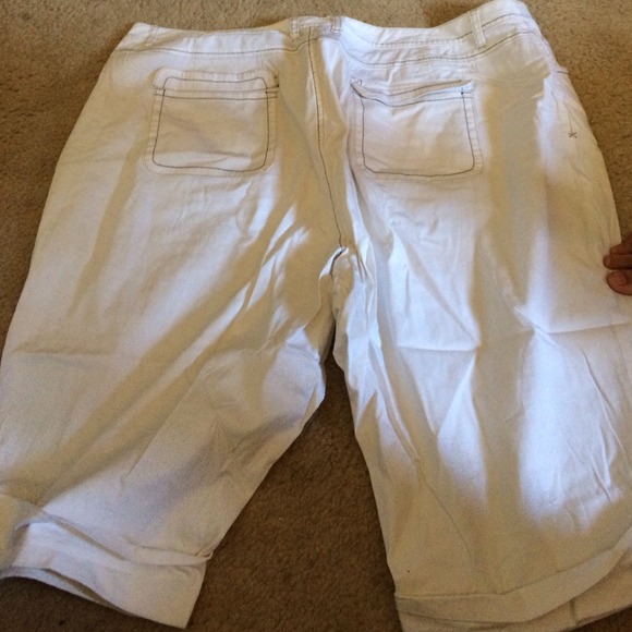 White long shorts ((5) - Picture 2 of 3