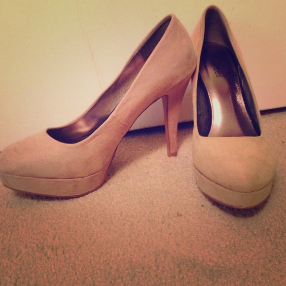 Nude pumps!!
