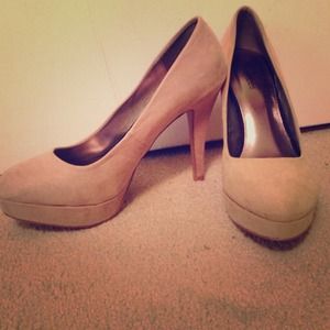 Nude pumps!!