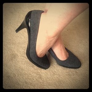 Gray wool pumps with black patent trim
