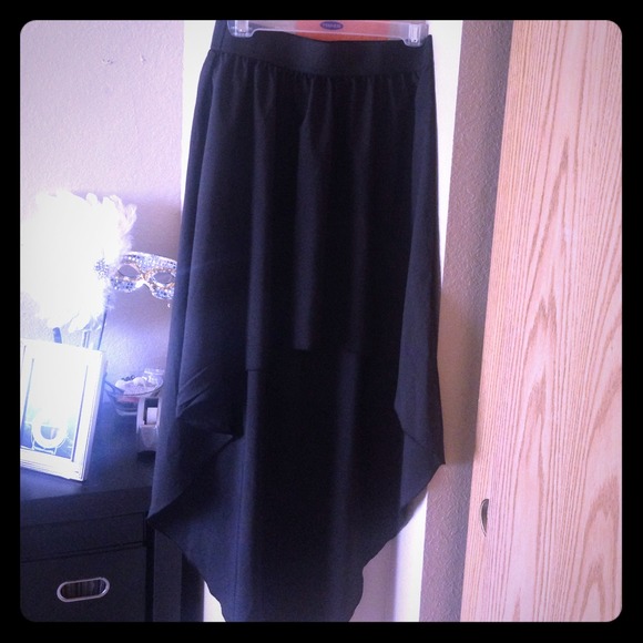Black> High/Low skirt
