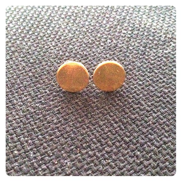 Gold plated flat pad ear studs.