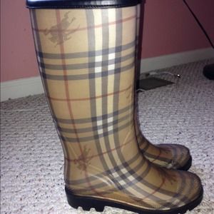 authentic Burberry rain boots NO TRADE!