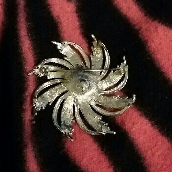 Flower pin - Picture 2 of 2