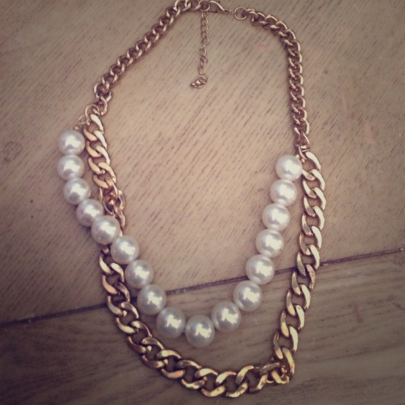 Gold pearled necklace