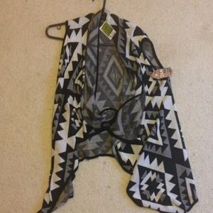 Sleeve less cardigan.