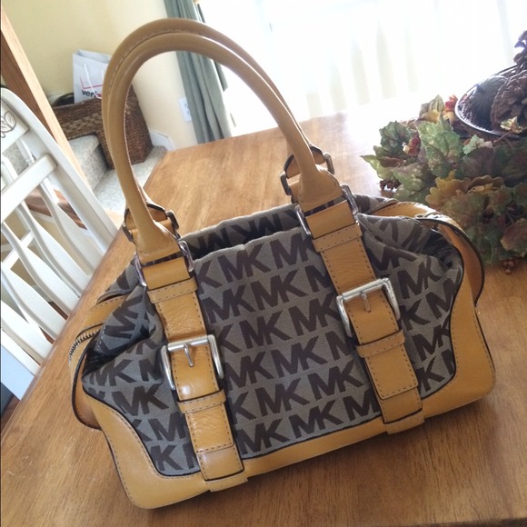 💕💕SOLD💕💕Yellow Trim Michael Kors MK Purse