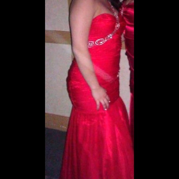 Red one shoulder prom dress !