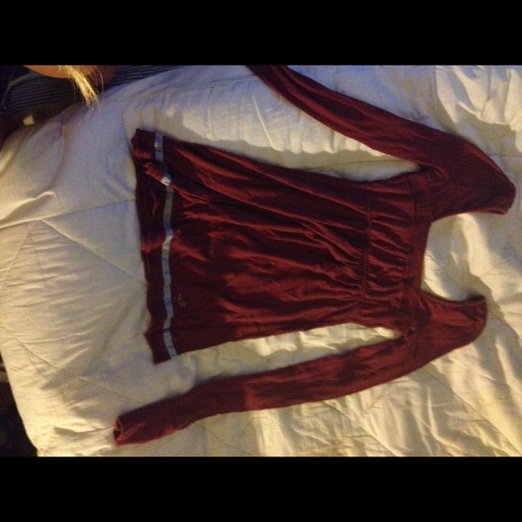 Adorable hollister top, Maroon - Picture 2 of 2