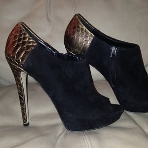 Boutique 9 peep toe bootie